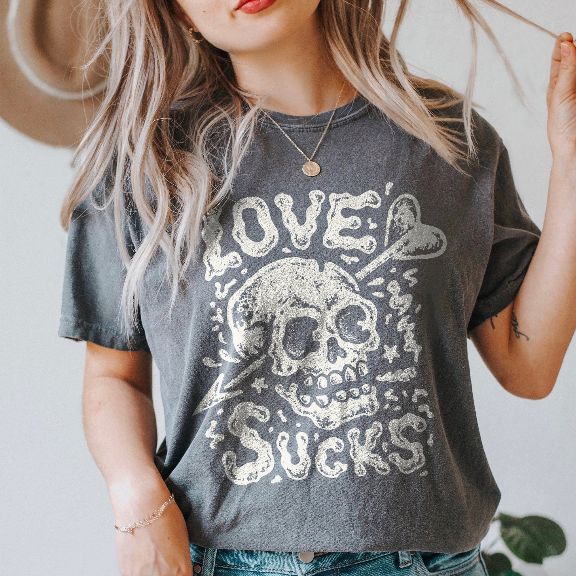 Love Sucks Skull Garment-Dyed Tee Vintage Pepper Model Image